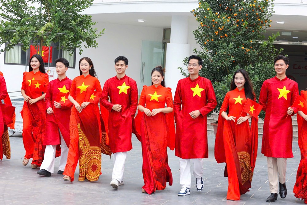 Ấn tượng áo dài cờ đỏ sao vàng của NTK Hoàng Ly mừng ngày thống nhất non sông - ảnh 1