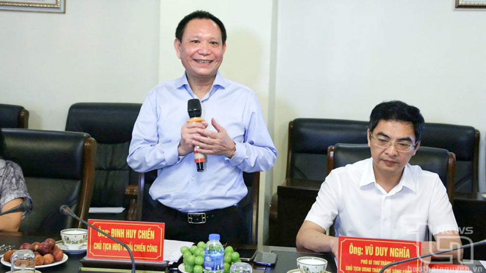Ông Đinh Huy Chiến, Chủ tịch Hội đồng quản trị, Tổng Giám đốc Hợp tác xã Công nghiệp và vận tải Chiến Công phát biểu tại buổi làm việc.