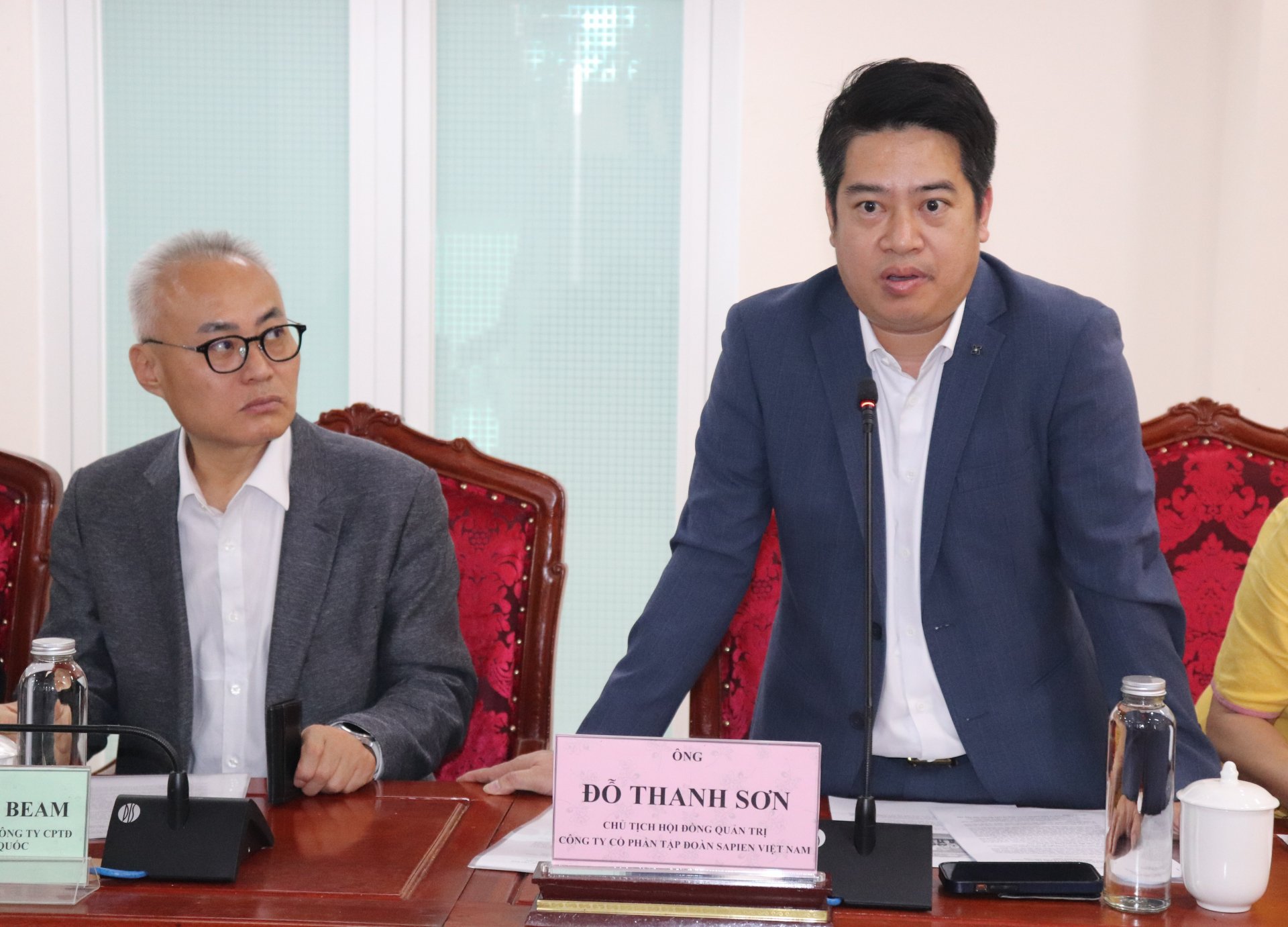 Đại diện Tập đoàn Sapien Việt Nam đề xuất dự án tại Phú Yên. Ảnh: MỸ LUẬN
