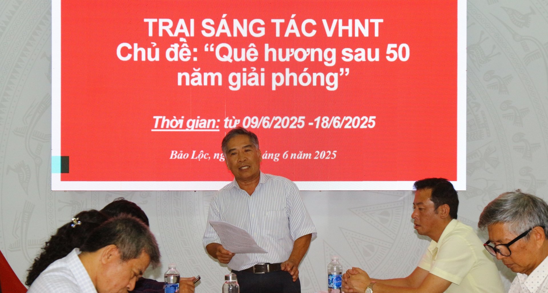 Nhà Văn Ninh Thế Hùng - Chi hội trưởng Chi hội VHNT TP Bảo Lộc thảo luận các đề tài sáng tác cùng các trại viên