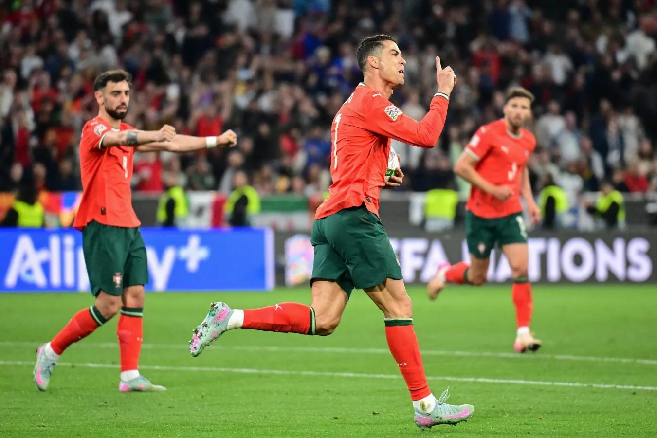 Vô địch ở tuổi 40, Ronaldo lại viết nên chương mới, với những kỷ lục mới ảnh 5