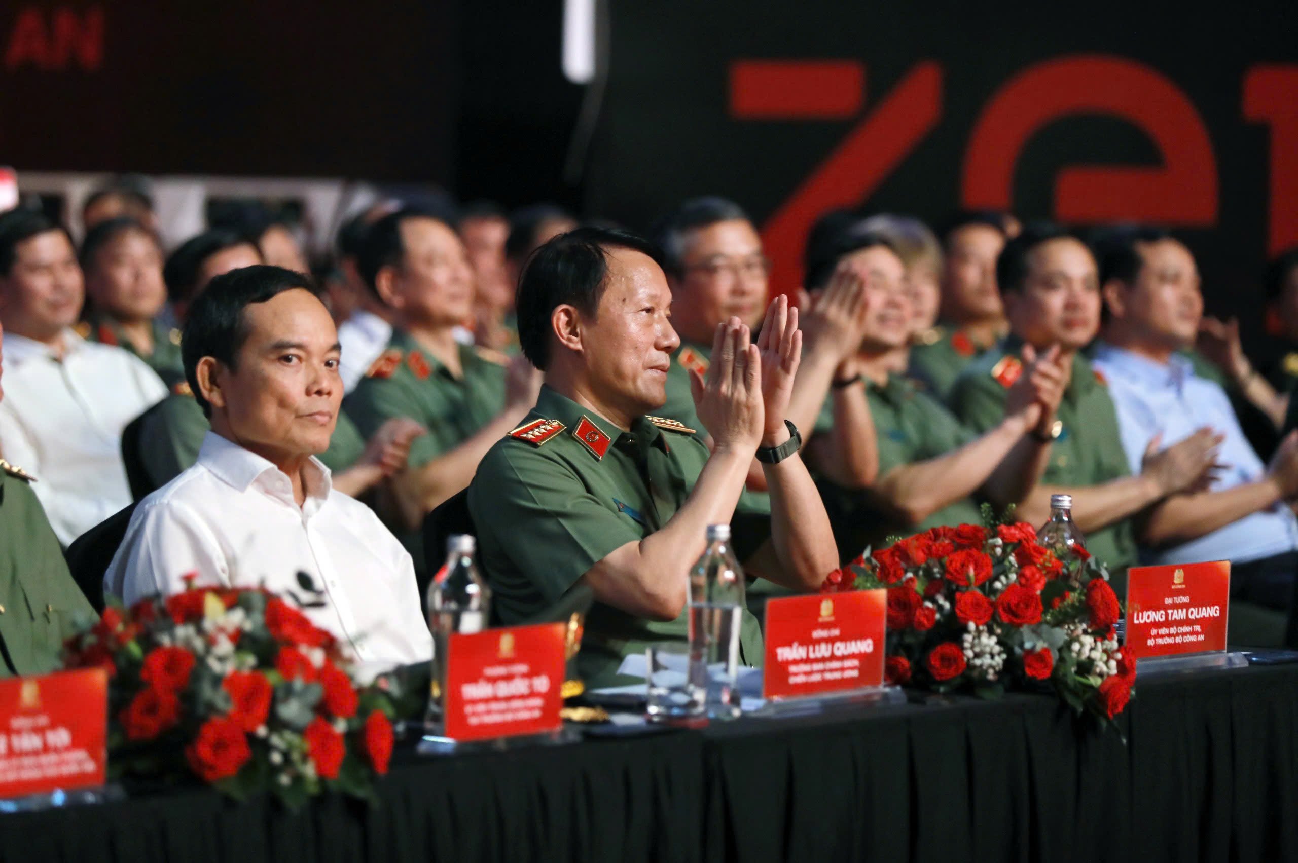 Gala Vinh quang Công an nhân dân Việt Nam ấn tượng ở TP.HCM- Ảnh 1.