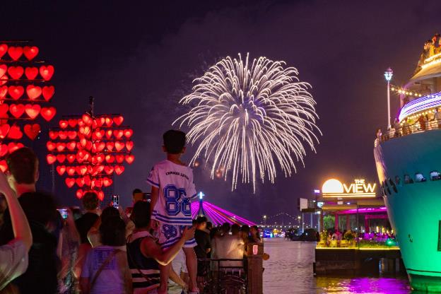 Đêm DIFF 2025 thứ hai: Tân binh pháo hoa Z121 Vina Pyrotech Việt Nam khiến 10.000 khán giả bất ngờ - Ảnh 5.