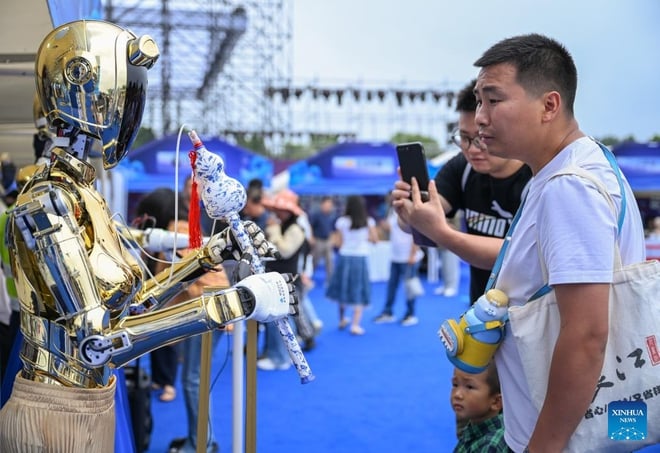 Tận mắt xem robot pha cà phê, chơi đàn và... làm đẹp! - Ảnh 2.