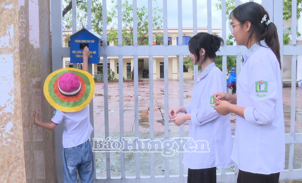 Học sinh Trường Tiểu học và THCS Minh Hoàng bỏ pin cũ vào "ngôi nhà pin" 