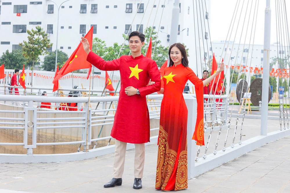 Ấn tượng áo dài cờ đỏ sao vàng của NTK Hoàng Ly mừng ngày thống nhất non sông - ảnh 4
