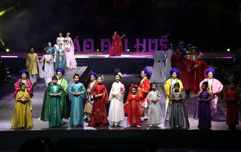 Höhepunkte des Hue Ao Dai Festivals – Foto 1