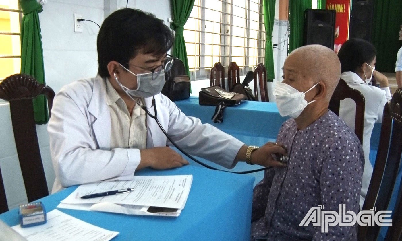 Chăm sóc sức khoẻ cho người cao tuổi.