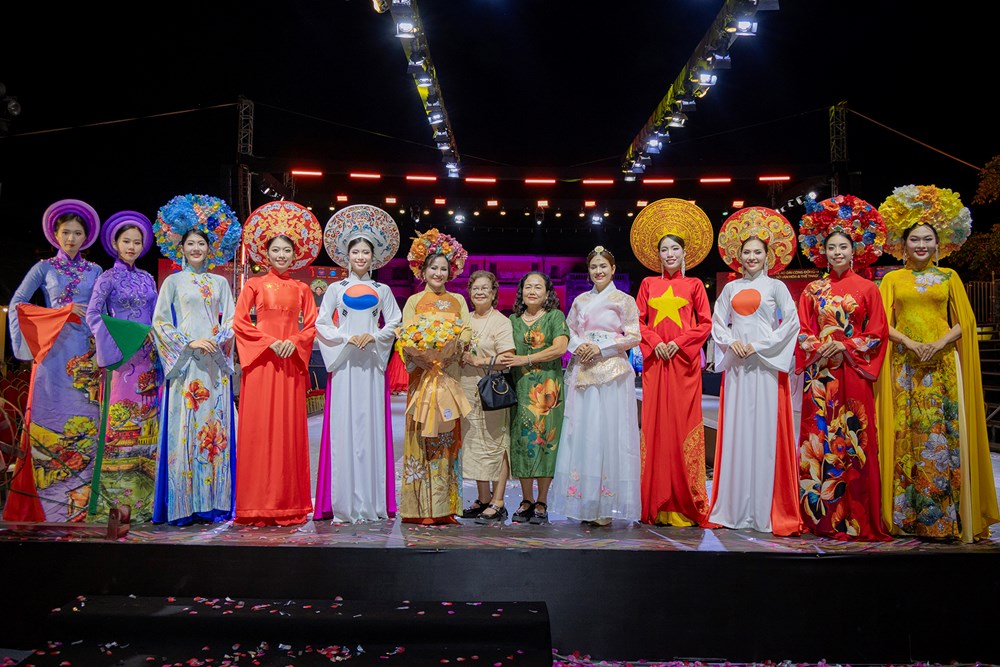 អ្នករចនា Viet Hung បង្កើតជាមួយរ៉ូបប្រាំបន្ទះ Hue - រូបថត 3