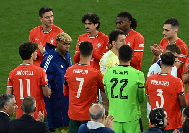 Yamal gây tranh cãi khi bỏ đi đúng lúc Ronaldo nâng cúp vô địch UEFA Nations League- Ảnh 1.