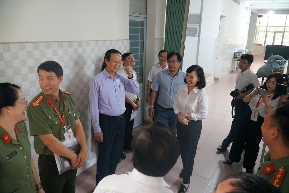 Thứ trưởng Bộ GD - ĐT kiểm tra chuẩn bị thi tốt nghiệp THPT tại Đồng Nai năm 2025 - Ảnh 2.