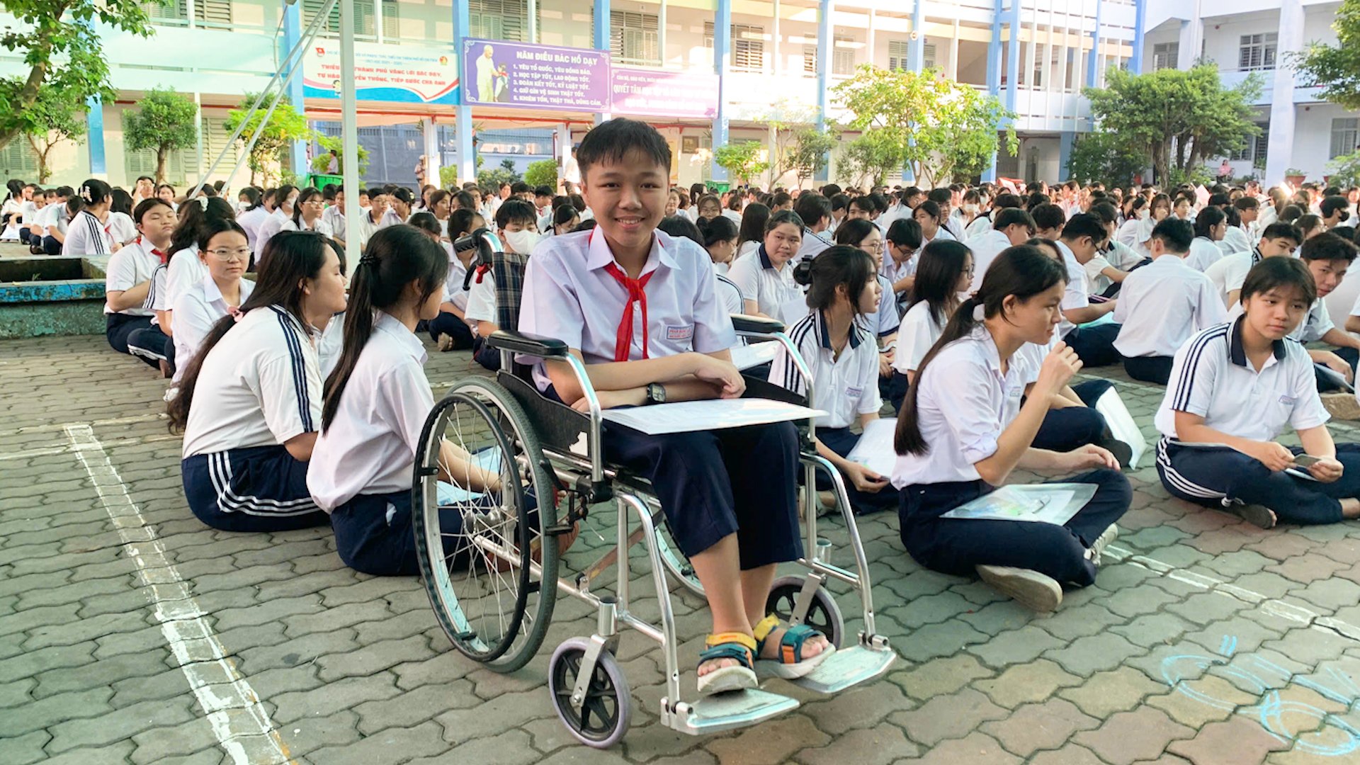 Khoảnh khắc nặng tình trong những ngày thi lớp 10 'nhẹ nhàng' - Ảnh 3.