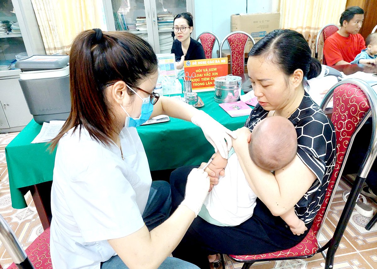 People of Tran Phu ward (Ha Giang city) take their children to get vaccinated.