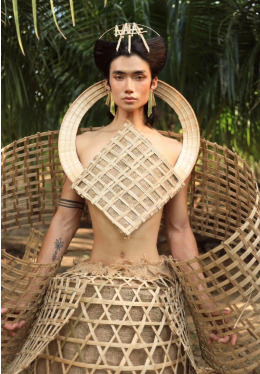 Vietnamesisches Model sorgt mit dem Modestil ihrer Großmutter online für Aufsehen – Foto 1