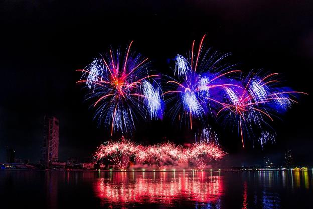 Đêm DIFF 2025 thứ hai: Tân binh pháo hoa Z121 Vina Pyrotech Việt Nam khiến 10.000 khán giả bất ngờ - Ảnh 6.