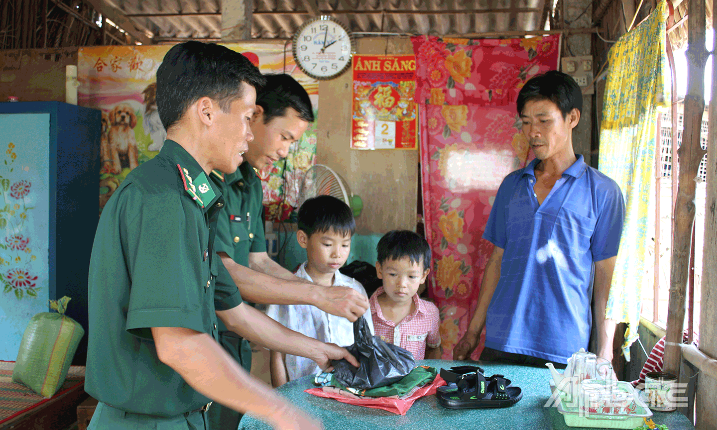 Gặp gỡ, động viên gia đình học sinh trong Chương trình  “Nâng bước em đến trường”.