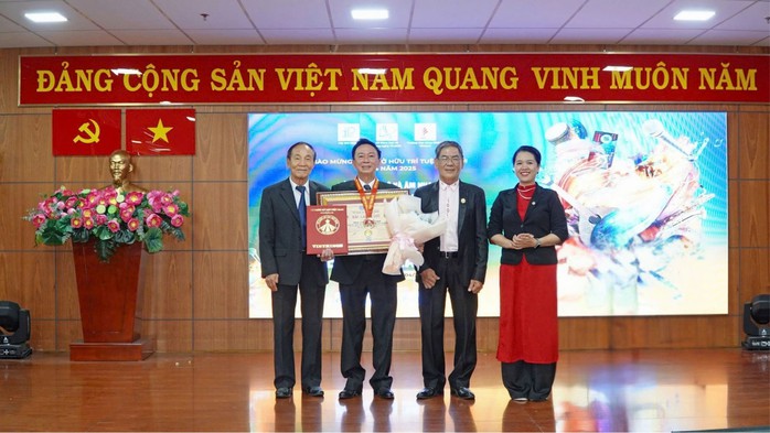Nhạc sĩ Phạm Hữu Tâm trở thành kỷ lục gia

- Ảnh 1.