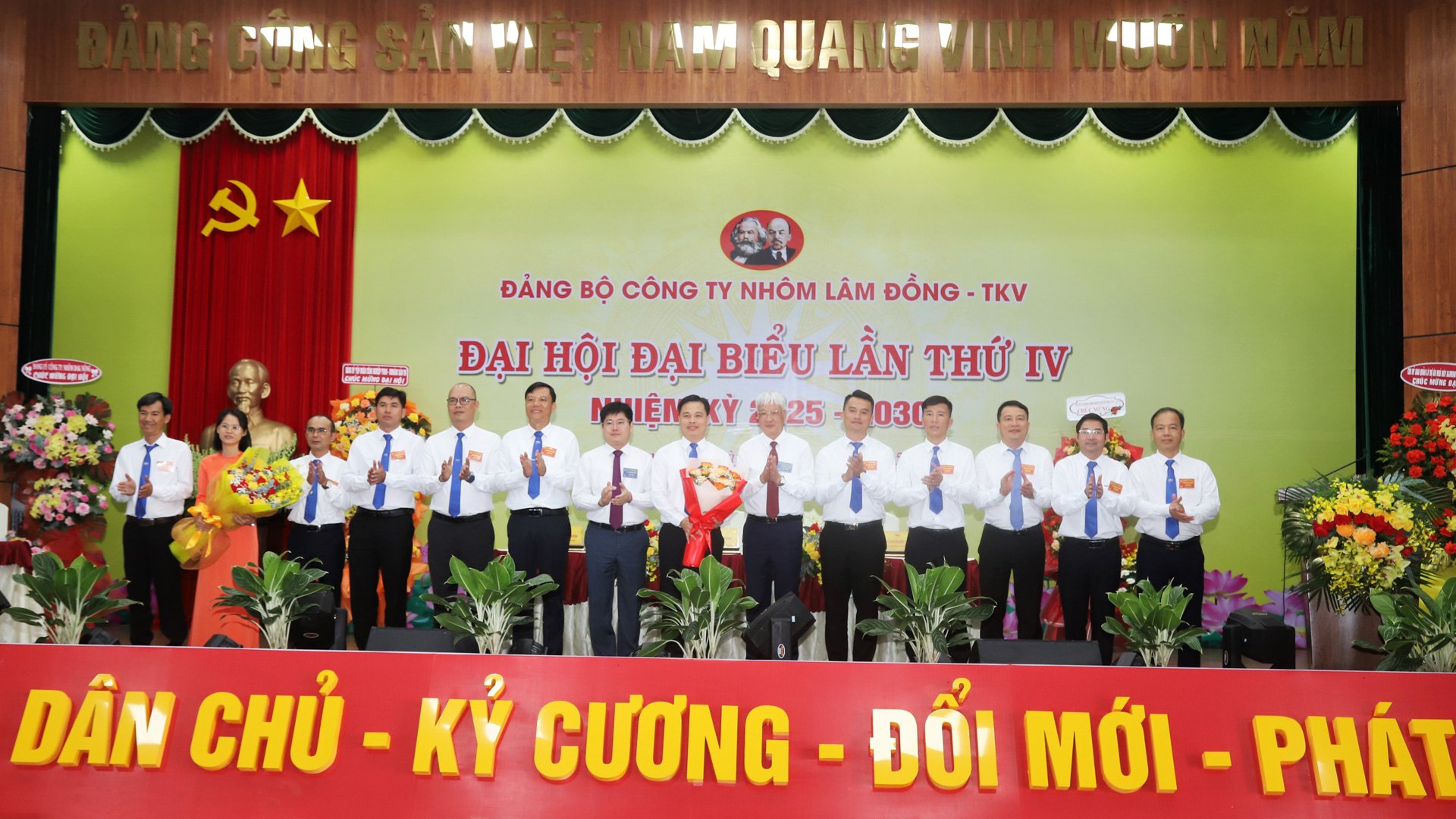 Ban Chấp hành Đảng bộ Công ty Nhôm Lâm Đồng khóa IV, nhiệm kỳ 2025 - 2030 ra mắt đại hội