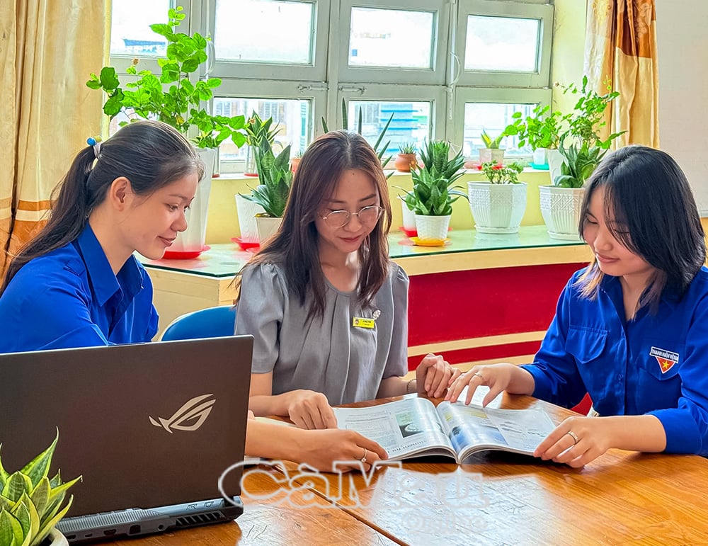 MSc. Le Ngoc Tran guides students in writing research.