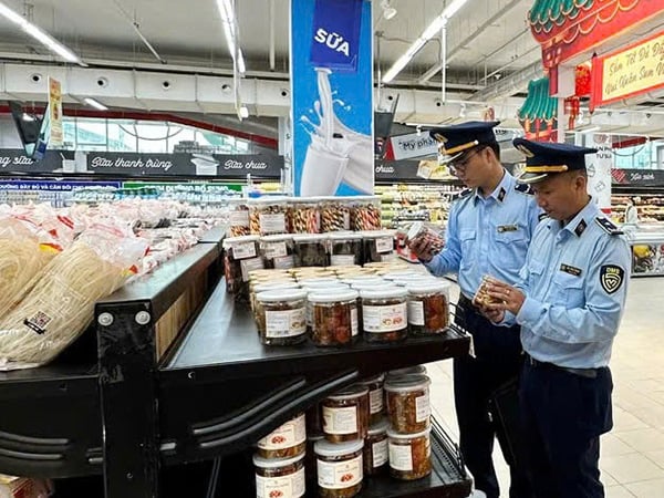 Lực lượng QLTT Đà Nẵng tăng cường giám sát tình hình giá cả hàng hoá trên thị trường.