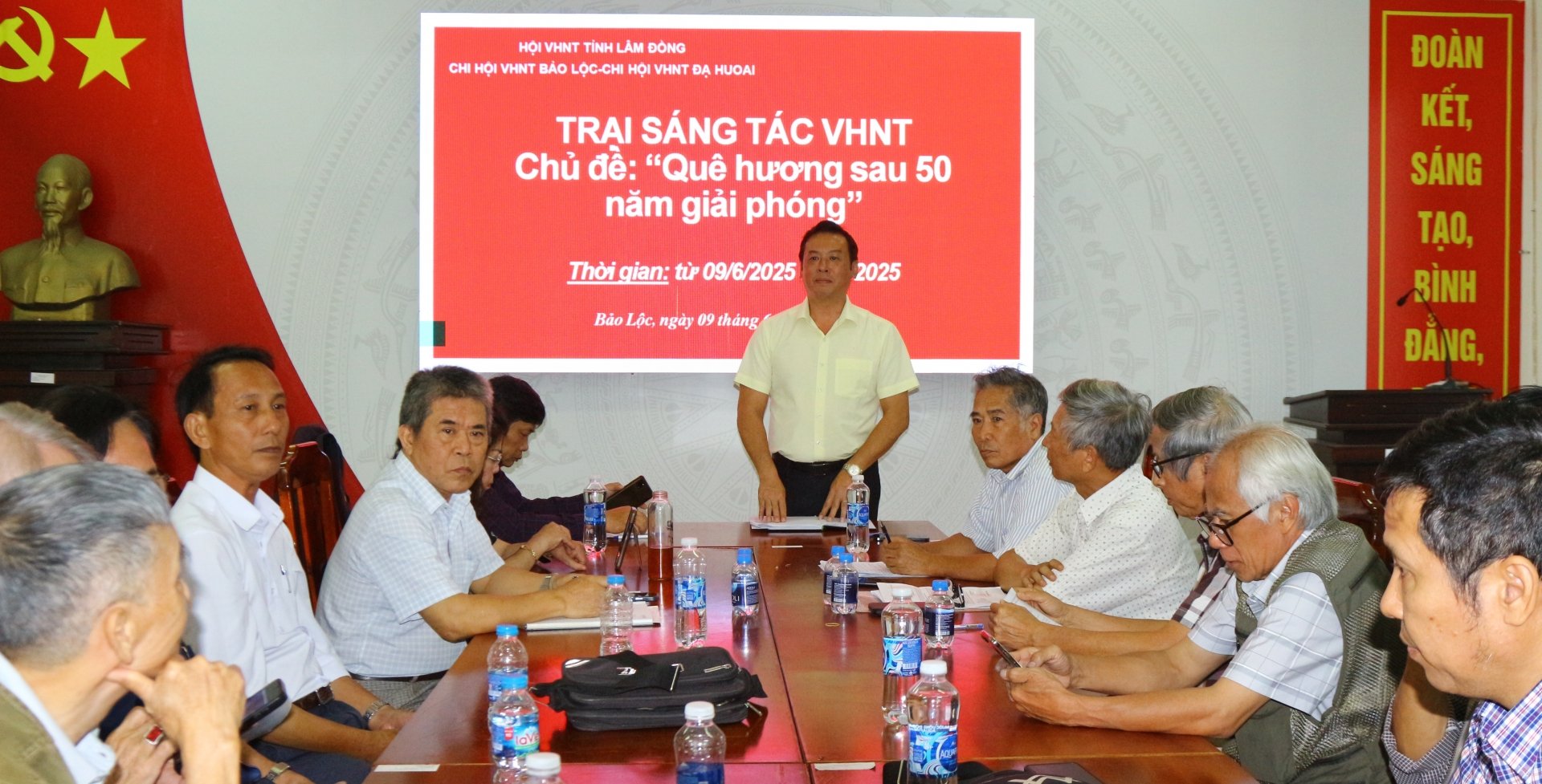 Đồng chí Nguyễn Minh Châu - Trưởng Ban Tuyên giáo và Dân vận Thành ủy khái quát về tình hình phát triển kinh tế xã hội và cung cáp nhiều tư liệu cho trại viên