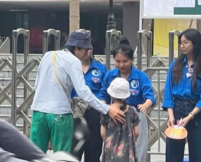 The male student who had the hardest time in the 10th grade exam took his sister to the exam site and asked someone to look after her. Photo 1