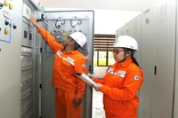 Mitarbeiter des Lao Cai High Voltage Grid Enterprise überprüfen das Schutzkontrollsystem.