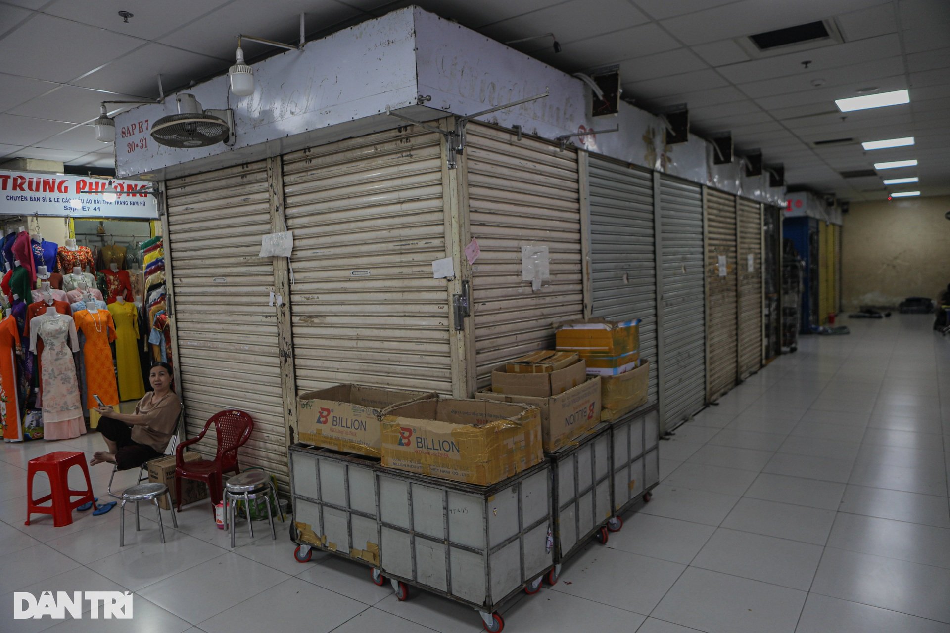 អាជីវករ​តូចតាច​ក្នុង​ក្រុង​ហូជីមិញ កំពុង​រង​ការ​ខាត​បង់ កន្លែង​ខ្លះ​បិទ​ហាង ដើម្បី​បញ្ចៀស​ការ​ត្រួត​ពិនិត្យ - ១