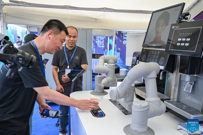 Tận mắt xem robot pha cà phê, chơi đàn và... làm đẹp! - Ảnh 1.