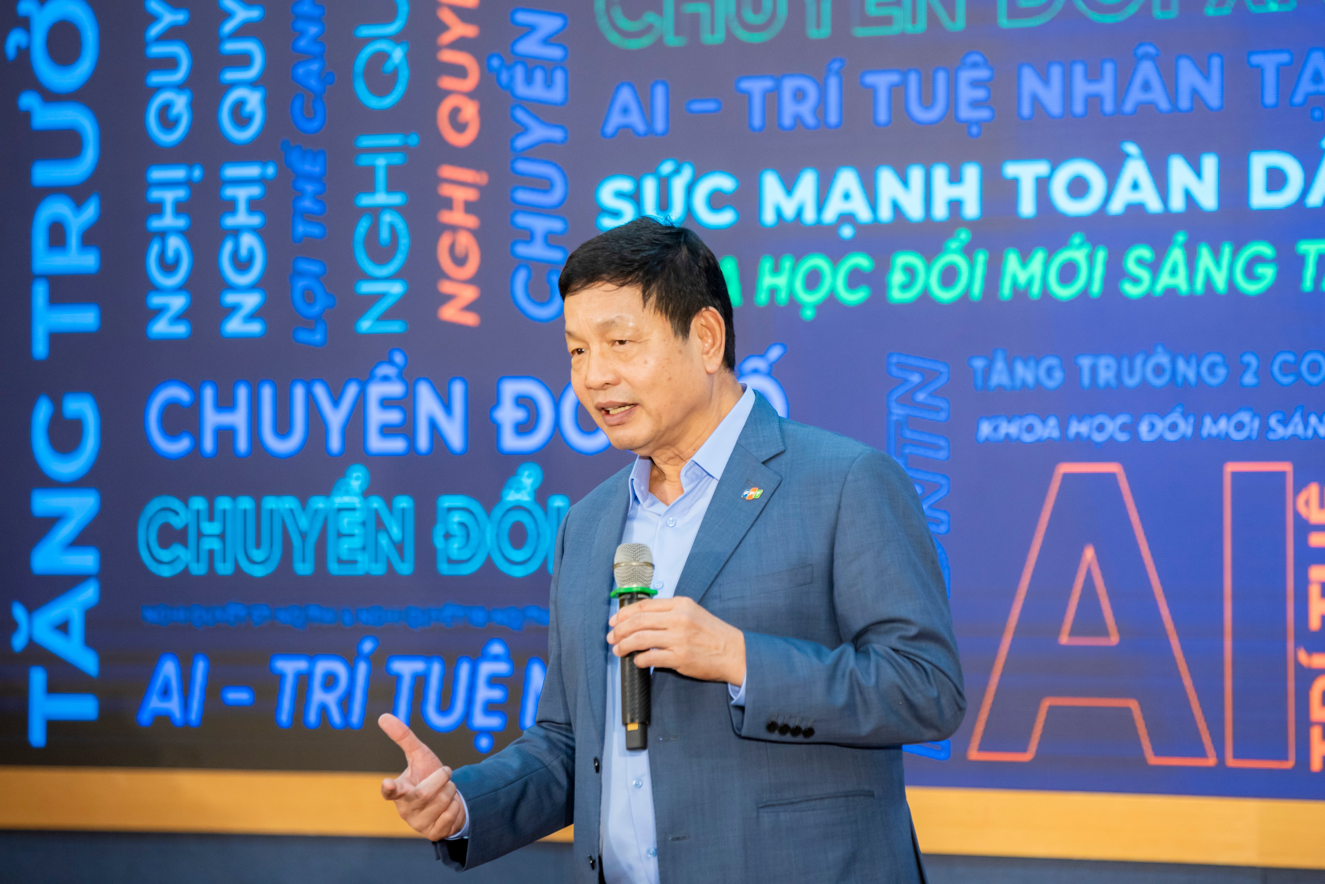 M. Truong Gia Binh, président du conseil d'administration de FPT Corporation, a affirmé que les ressources humaines sont au cœur du développement national à l'ère de la croissance.