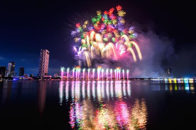Đêm DIFF 2025 thứ hai: Tân binh pháo hoa Z121 Vina Pyrotech Việt Nam khiến 10.000 khán giả bất ngờ - Ảnh 3.