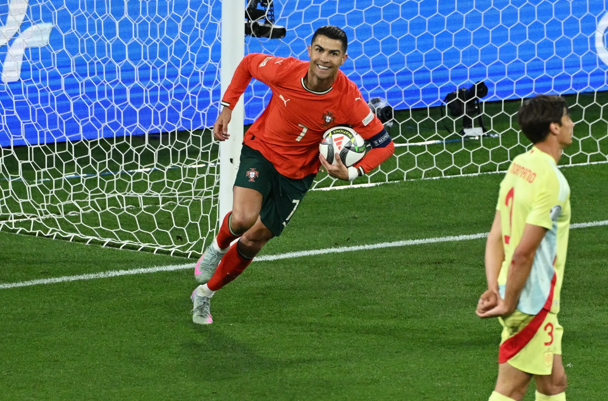 Vô địch ở tuổi 40, Ronaldo lại viết nên chương mới, với những kỷ lục mới ảnh 4