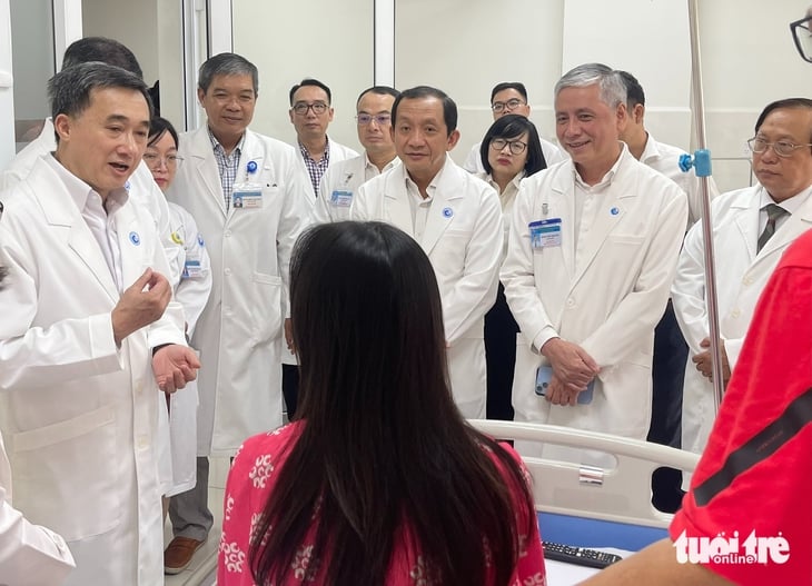 Ê kíp thông tim bào thai cho sản phụ người Singapore nhận bằng khen của bộ trưởng Bộ Y tế - Ảnh 1.