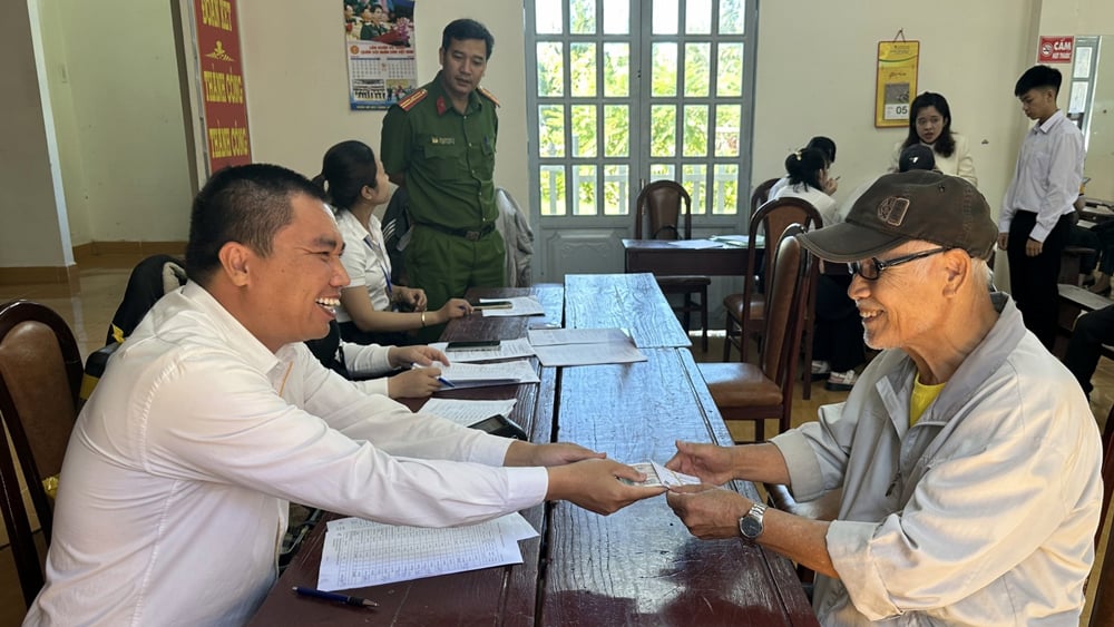 Chi trả lương hưu cho người dân tại tỉnh Lâm Đồng