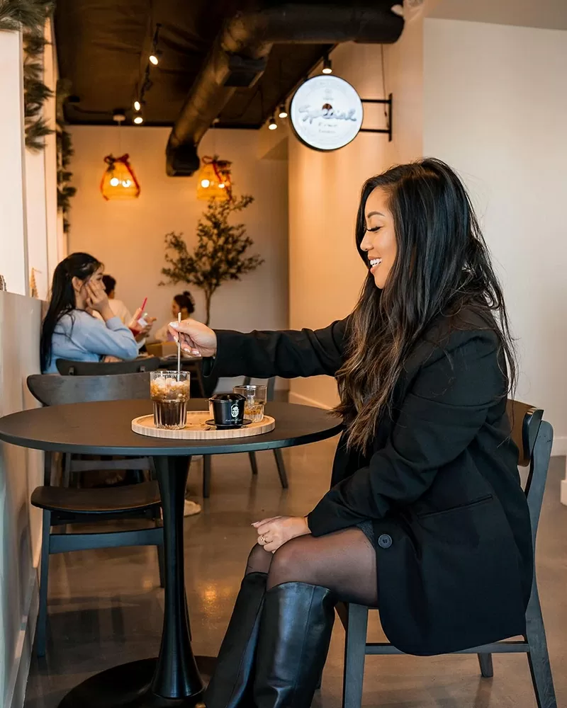Khách hàng quốc tế ấn tượng với hương vị mạnh mẽ của ly cà phê năng lượng tuyệt hảo cùng những trải nghiệm đặc biệt về văn hóa cà phê Việt Nam trong không gian Trung Nguyên E-Coffee tại Mỹ.