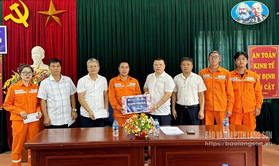 Lãnh đạo Công đoàn Công ty Điện lực Lạng Sơn tặng quà cho công nhân lao động tại Xí nghiệp Lưới điện Cao thế (Công ty Điện lực Lạng Sơn)