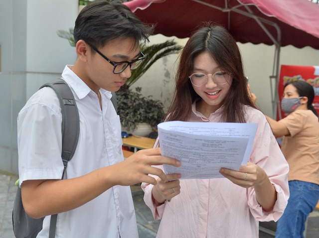 Đề thi vào lớp 10 tại Hà Nội quen thuộc nhưng phân hóa tốt hơn- Ảnh 2.