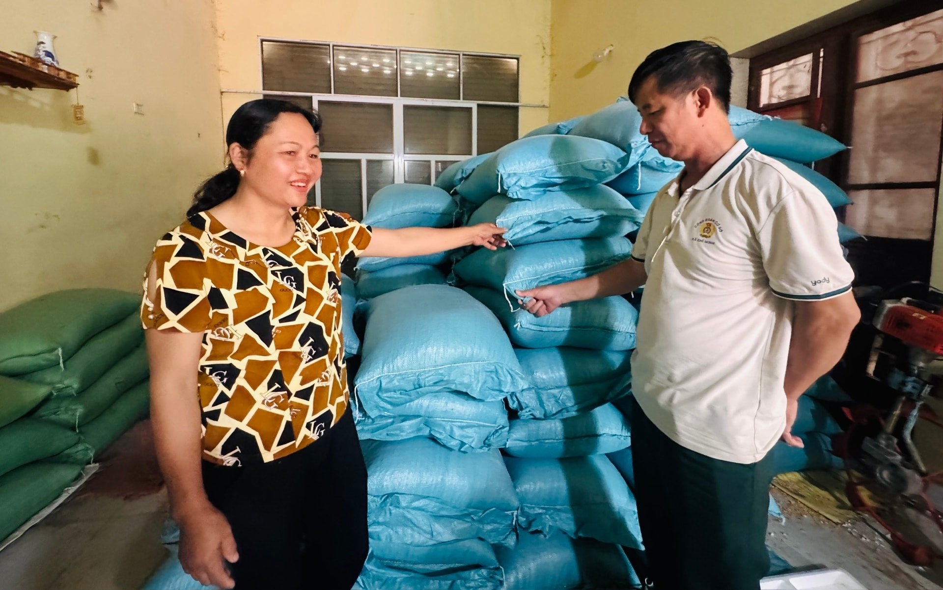 Chủ tịch Hội Nông dân xã Chí Minh trao đổi với chị Đinh Thị Hương, xã Chí Minh (Tứ Kỳ) về phát triển kinh tế