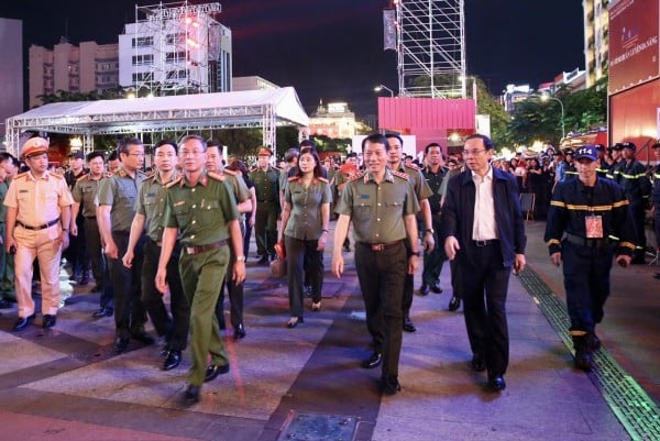 Bộ trưởng Lương Tam Quang và Bí thư Thành ủy TP Hồ Chí Minh Nguyễn Văn Nên tới tham dự chương trình gala.