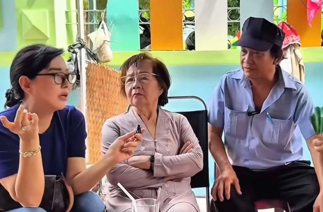 Showbiz 15.5: Nghệ sĩ cải lương Tuấn Cường làm bảo vệ mưu sinh; Hồng Đào đính chính - Ảnh 1.