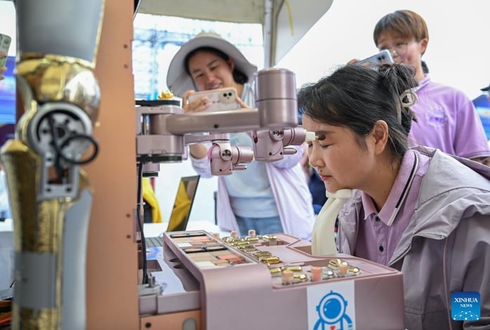 Tận mắt xem robot pha cà phê, chơi đàn và... làm đẹp! - Ảnh 5.