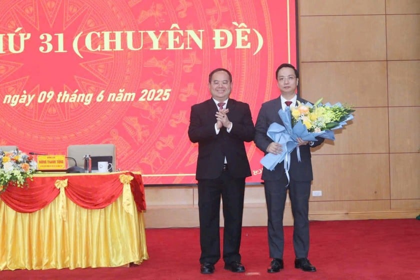 Ông Quản Minh Cường, Bí thư tỉnh Cao Bằng tặng hoa chúc mừng Tân Chủ tịch UBND tỉnh Cao Bằng Lê Hải Hoà