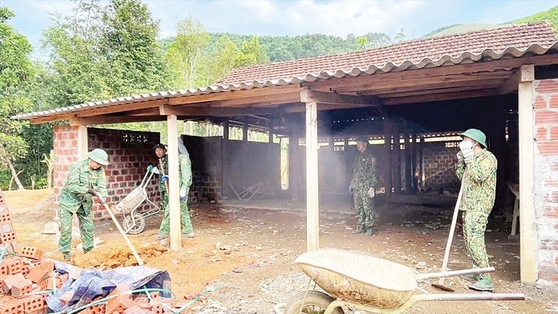 Các "đội thợ xây không đồng" của Bộ đội Biên phòng Hà Tĩnh đảm nhiệm xây nhà mới cho những hộ dân gặp khó khăn về nhà ở.