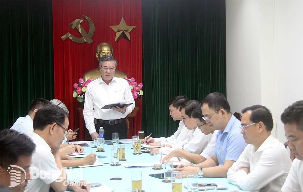Der stellvertretende Vorsitzende des Volkskomitees der Provinz, Duong Minh Dung, Leiter der Arbeitsgruppe zur Umsetzung des Projekts „Long Thanh Concentrated Information Technology Park“, leitete Anfang Juni 2025 eine Arbeitssitzung mit Abteilungen, Zweigstellen und Ortschaften zur Umsetzung des Projekts. Foto: Hai Quan
