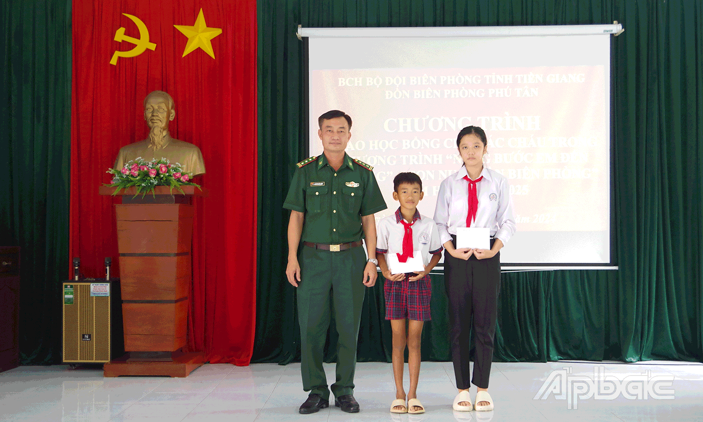 Thượng tá Nguyễn Quốc Thanh trao tiền hỗ trợ cho 2 em là “Con nuôi đồn Biên phòng”.