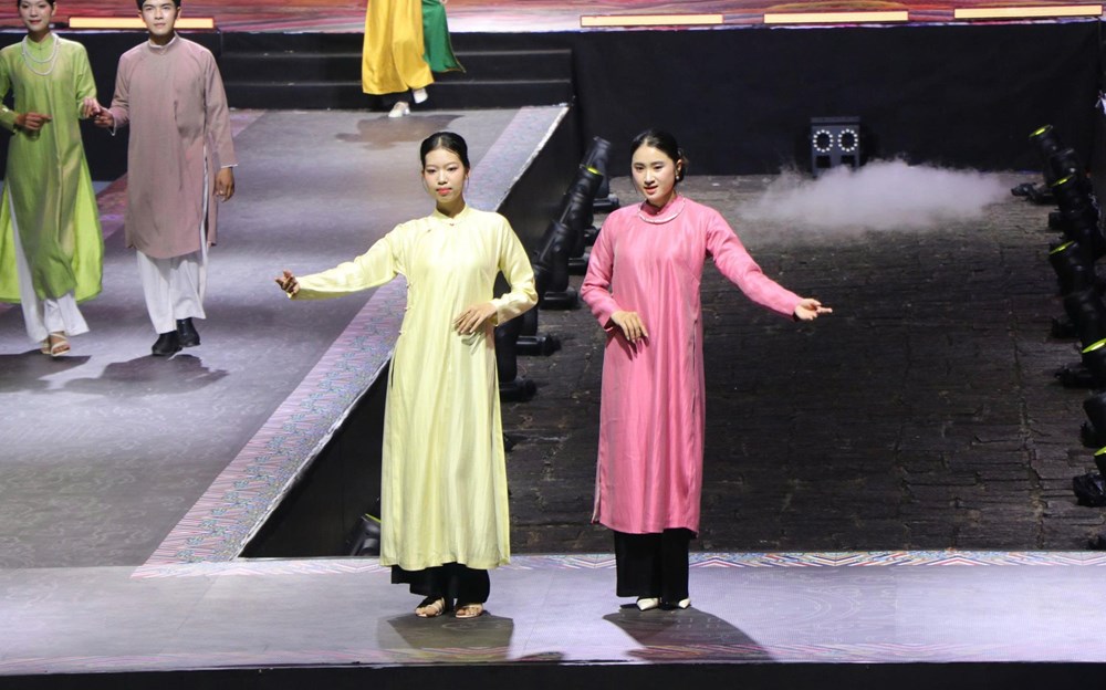 Höhepunkte des Hue Ao Dai Festivals – Foto 4