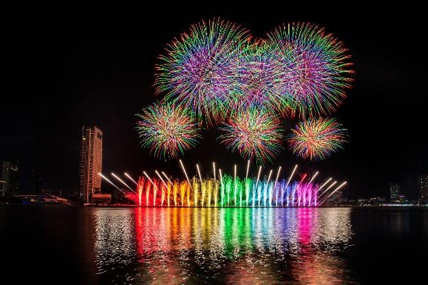 Đêm DIFF 2025 thứ hai: Tân binh pháo hoa Z121 Vina Pyrotech Việt Nam khiến 10.000 khán giả bất ngờ - Ảnh 1.