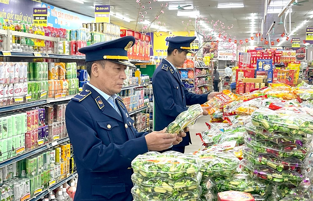 Để phát triển thương mại và dịch vụ đồng bộ