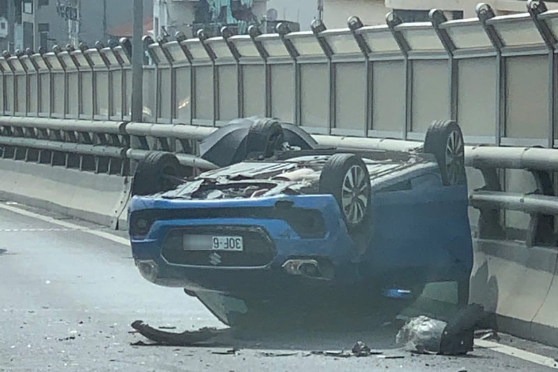 Ô tô lật phơi bụng ở Hà Nội, người dân cứu tài xế ra ngoài -0