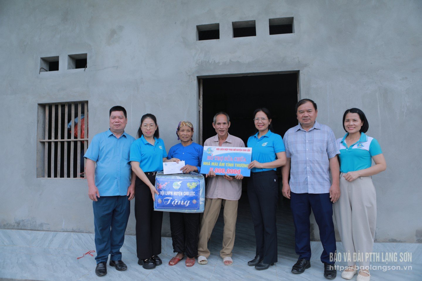 Los líderes de la Unión Provincial de Mujeres presentaron fondos para apoyar las reparaciones de la casa de la familia del Sr. Ly Viet Poi (aldea de Coc Toong).